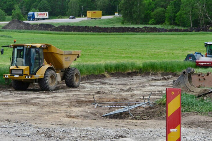 En åker och uppgrävd mark där padelcentret ska byggas.