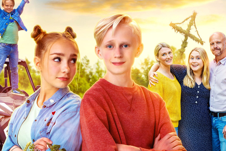 Sune som är omgiven av övriga karaktärer i filmen.