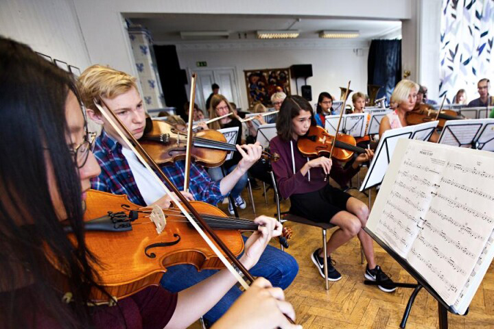 Musikskoleelever som spelar i en stråkorkester.