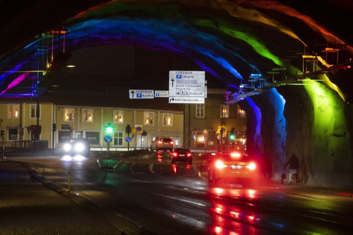 Foto från Hinsetunneln som är upplyst i regnbågens färger.