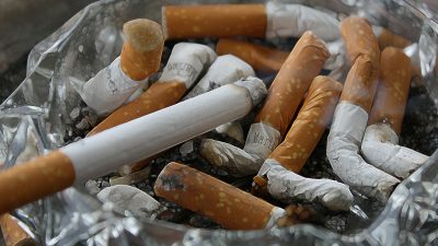 Cigarettfimpar i ett askfat.