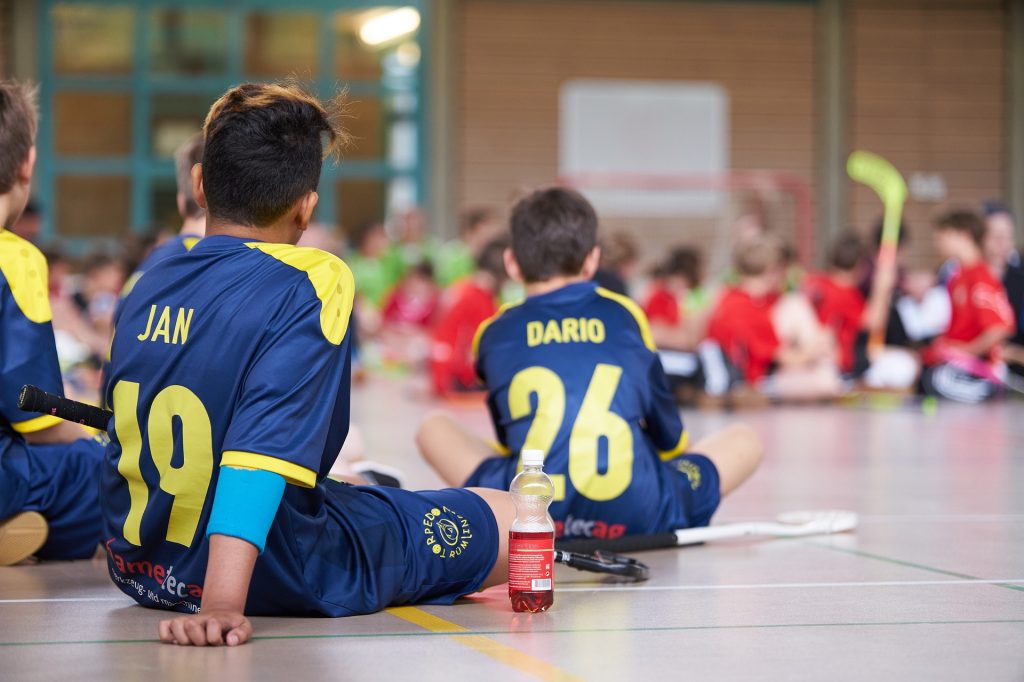 Barn som spelar innebandy