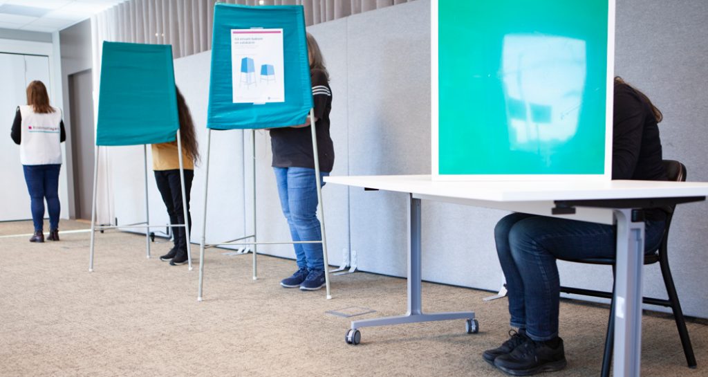 Foto från röstning i valbås.