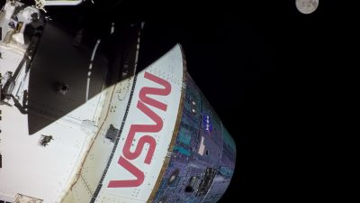 Rymdkapsel Orion vid månen