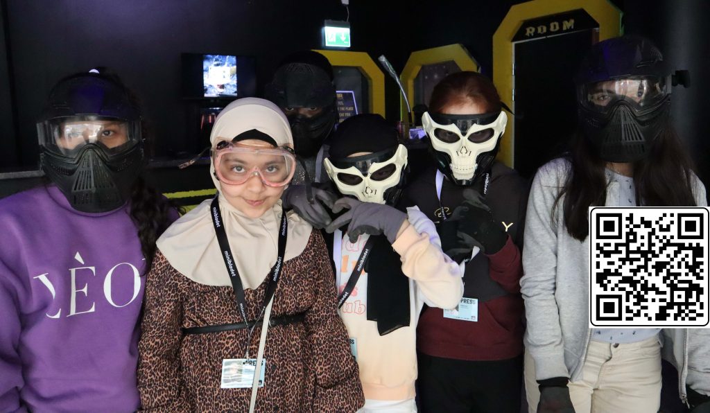 Foto på glada barn i skyddsmasker.