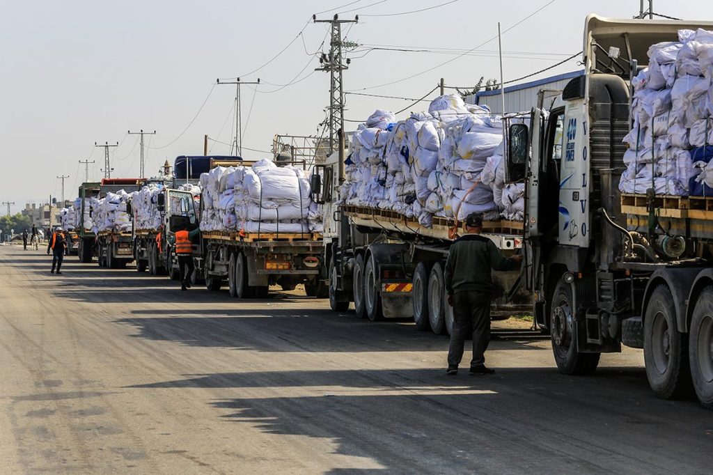 Nödhjälp på väg in i Gaza.